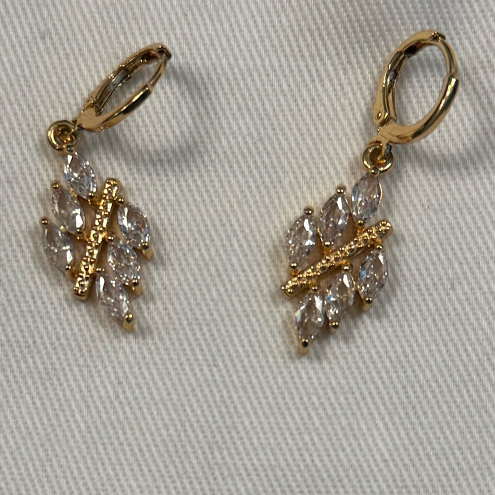 Elegant Gold Fashion Earrings with Clear Stones